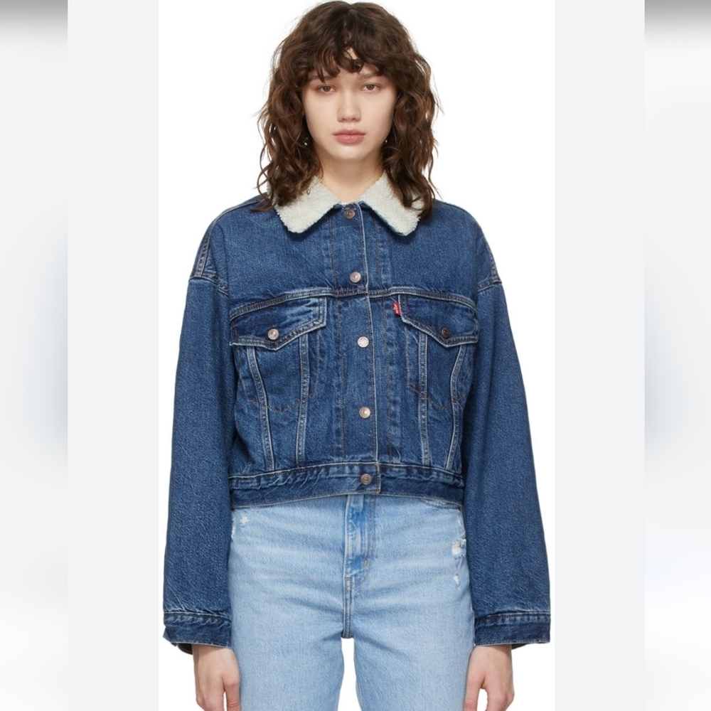 ✨Brand new Levi's Blue Cropped Denim Sherpa Trucker✨